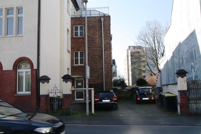 Parkplatz mit Seiteneingang Mehrfamilienhaus Siegburg