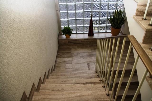 Flur Mehrfamilienhaus K�ln